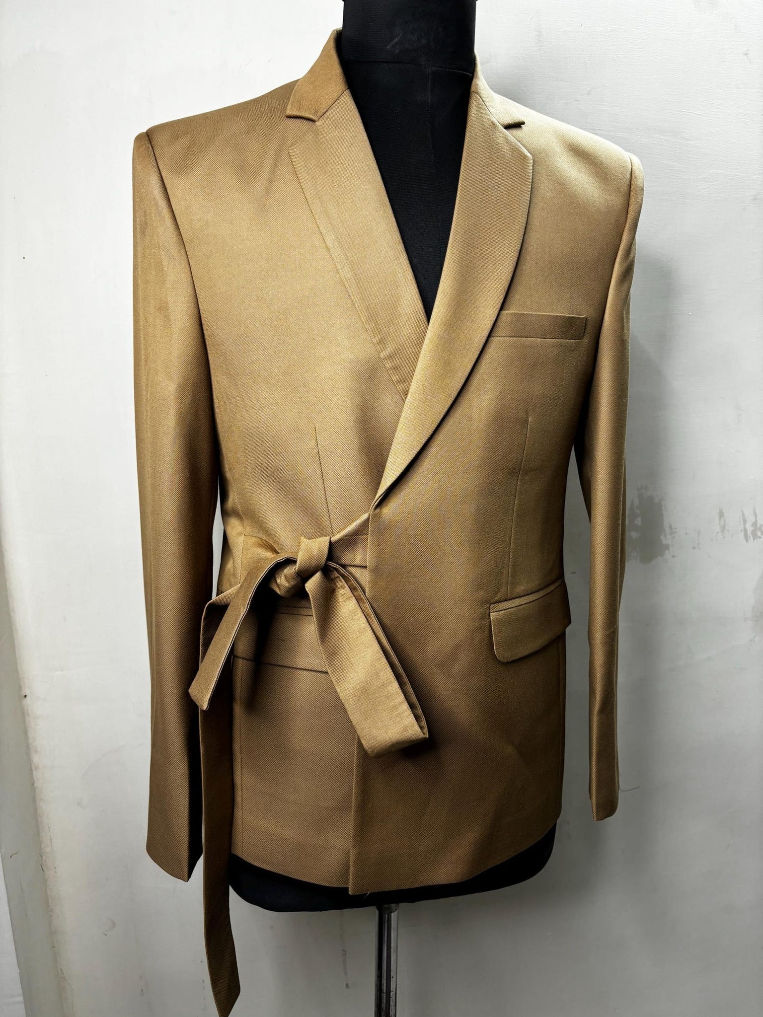 Madhu Couture New Stylish Beige Knotted Style Designer Partywear Coat pant Slim Fit Tuxedo Suit for Men.