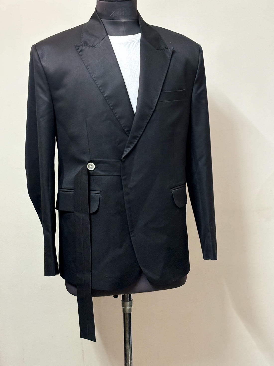 Madhu Couture New Stylish Black Knotted Style Designer Partywear Slim Fit Tuxedo Suit for Men.