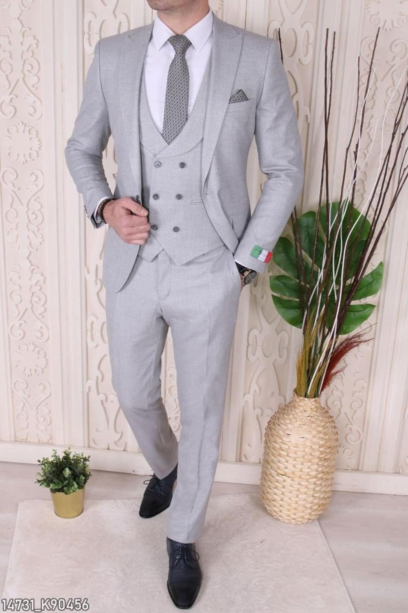 Madhu Couture Groom Italian Style Tuxedo Jacket Vest Pants Men 3 Piece Wedding Groom Wear Party Wear Suit For Men.
