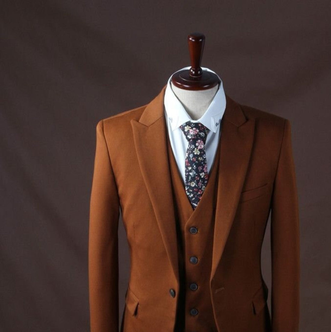 Madhu Couture Groom Italian Style Tuxedo Jacket Vest Pants Men 3 Piece Wedding Groom Wear Party Wear Suit For Men.